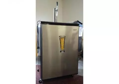 Haier Keg Draft Beer Dispenser Meister 16 gallon Model HBF05EBSS